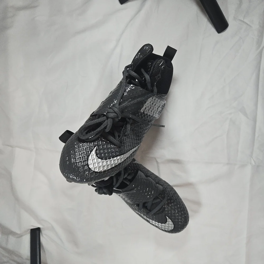 Nike Black and White Athletic Cleats, baseball,